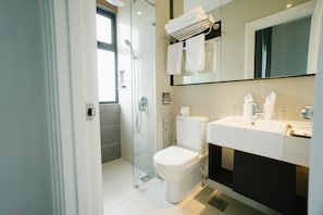 Shower, perlengkapan mandi gratis, dan handuk