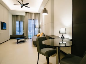 Suite, 2 BR | Ruang tamu | TV Plasma 