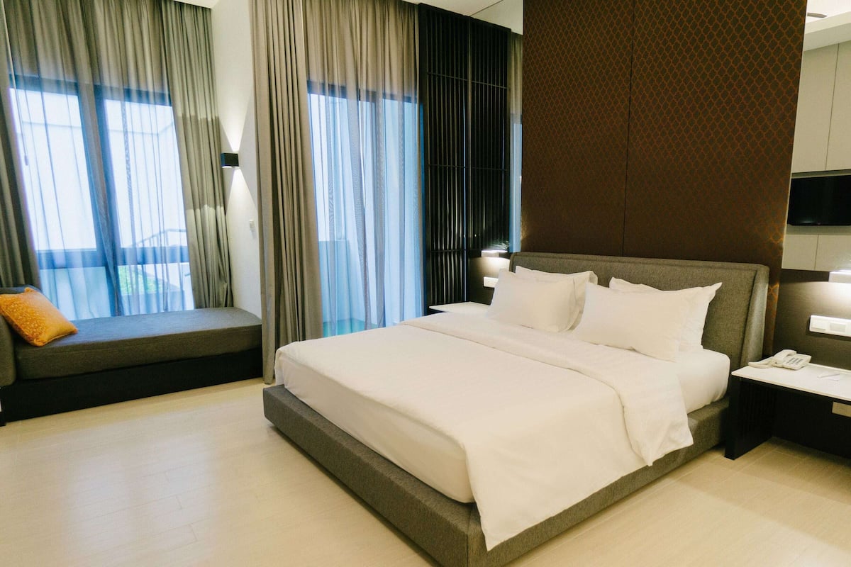 Cofres nos quartos, escrivaninha, ferros/tábuas de passar roupa