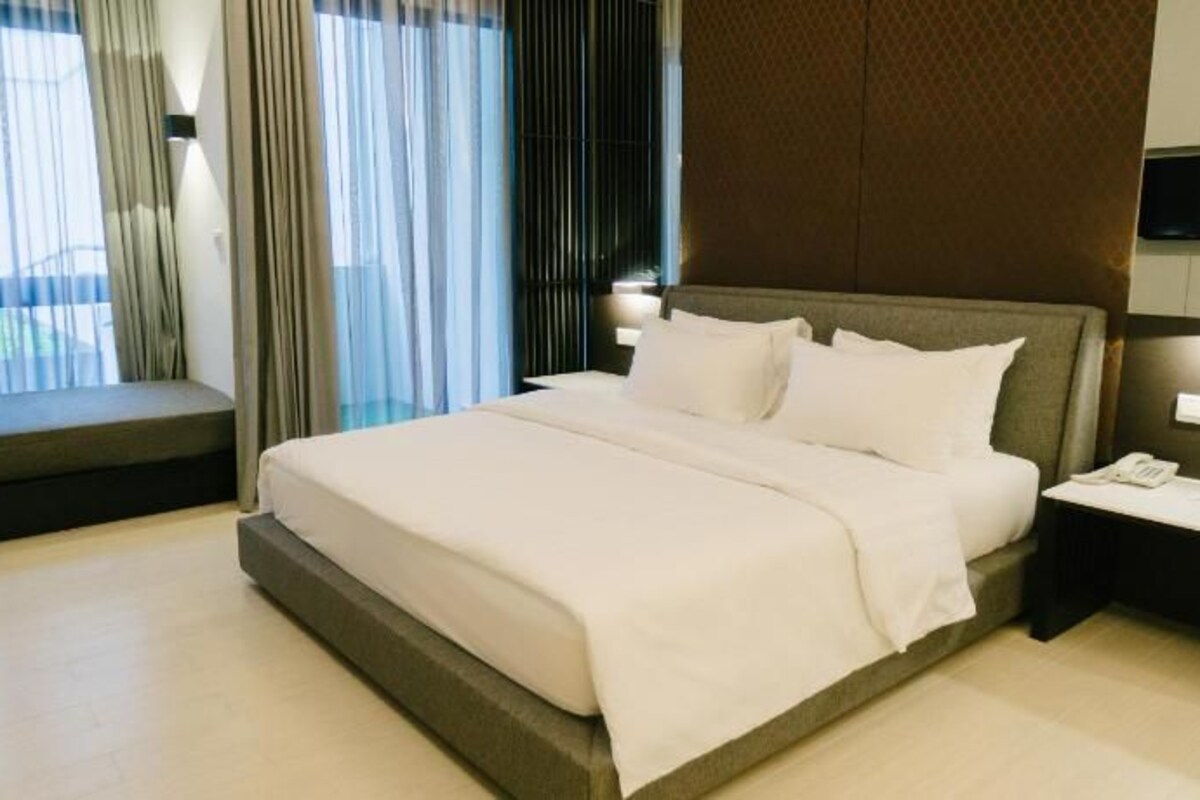 In-room safe, desk, iron/ironing board, free WiFi