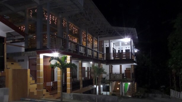 Un edificio de varios pisos con balcones y un espacio al aire libre techado.