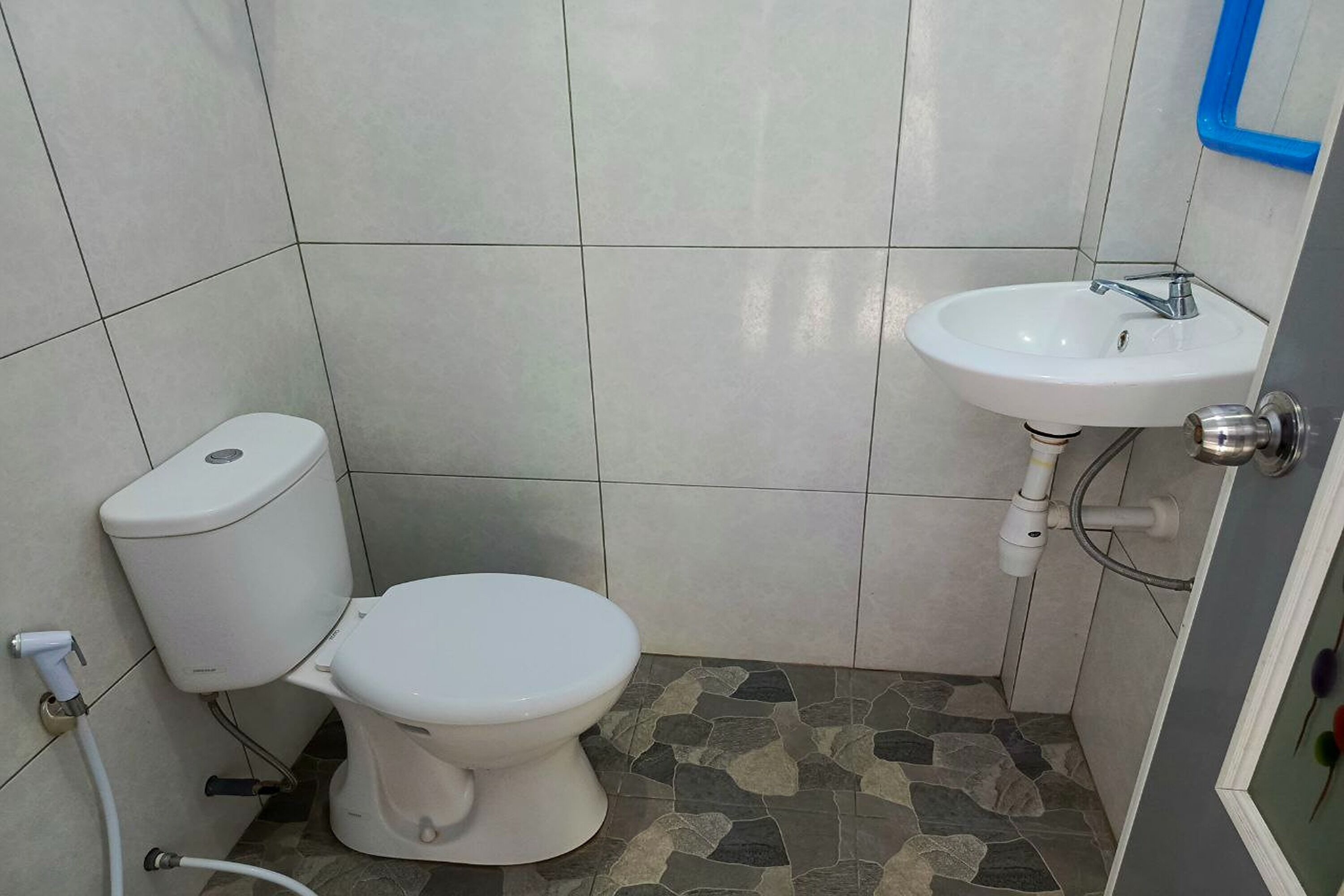 Un baño pequeño con inodoro y lavamanos.