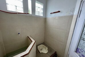 Family Room | Bathroom | Shower, rainfall showerhead, slippers, bidet - Rizky Bromo Homestay (Sukapura)