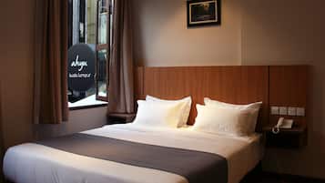 Pengeskab på værelset, skrivebord, lydisolering, strygejern/strygebræt