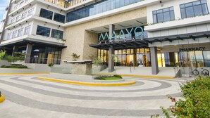 Un immeuble à plusieurs étages doté d’une entrée centrale portant l’inscription « Mayo Medical ».