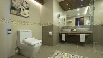 Un baño moderno con inodoro, lavabo y ducha.