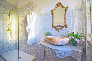 Combined shower/tub, hair dryer, towels, soap - VILLA CORALLO LUXURY  RELAIS 24H SERVICE PRIVATE CHEF and Breakfast Basket  (Camaiore)
