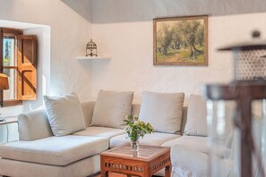 Smart TV, books, stereo - Charming villa in Ruberts in authentic Mallorca, offering all modern comforts. (Sencelles)