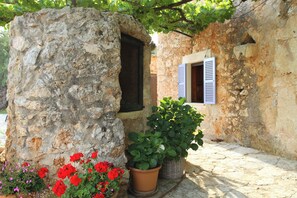 Exterior detail - Charming villa in Ruberts in authentic Mallorca, offering all modern comforts. (Sencelles)