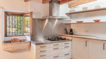 Een koelkast, een magnetron, een oven, een vaatwasser