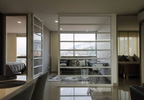 2 sovrum, värdeförvaringsskåp på rummet och skrivbord