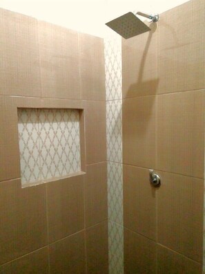 Doppelzimmer | Badezimmer | Dusche, kostenlose Toilettenartikel, Handtücher