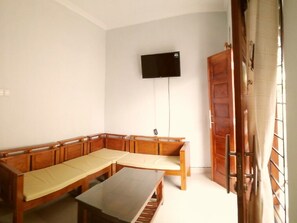 Living area - Adikarta Guesthouse Janti (Banguntapan)