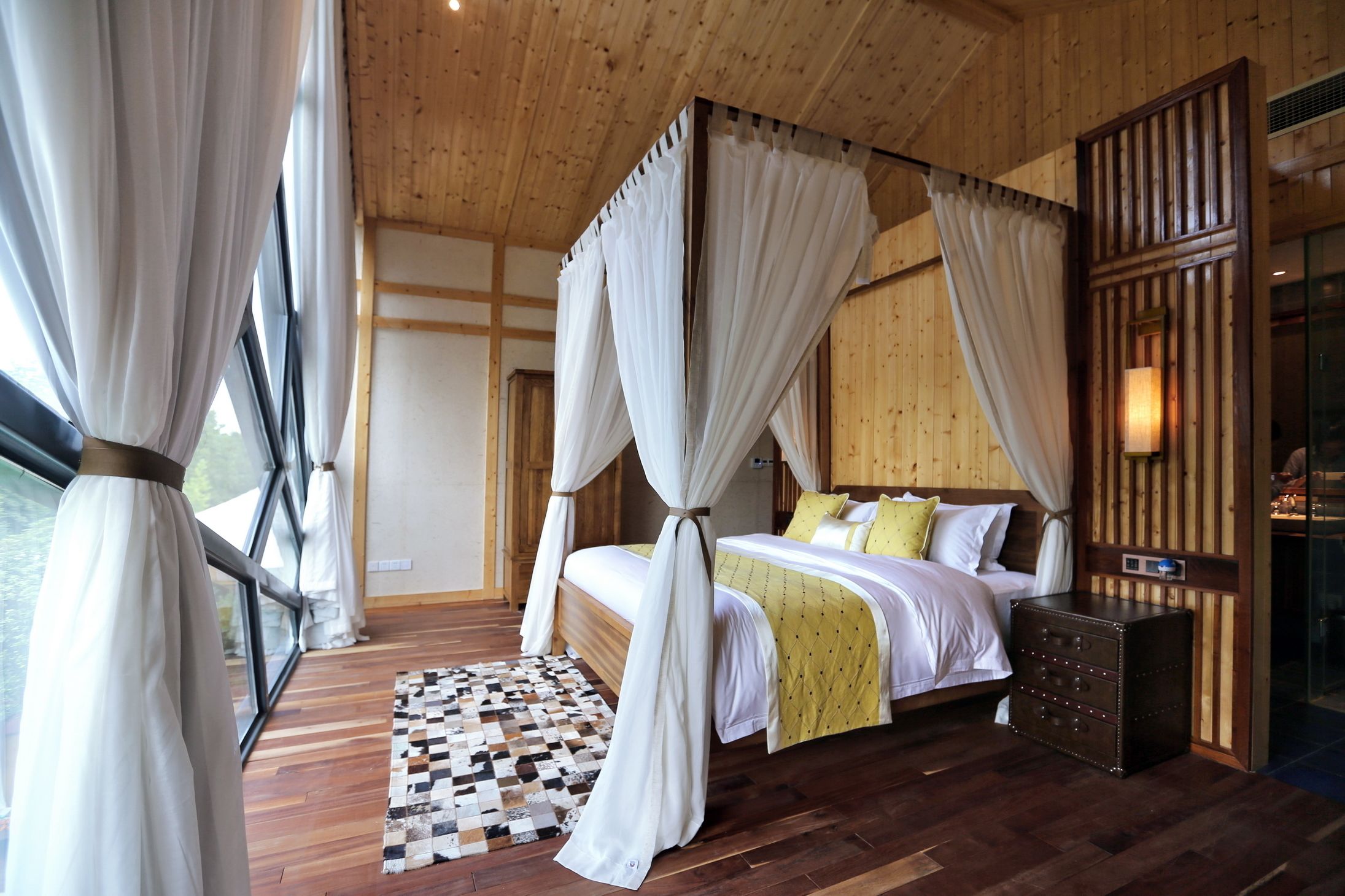 Ylelliset vuodevaatteet, minibaari, tallelokero huoneessa