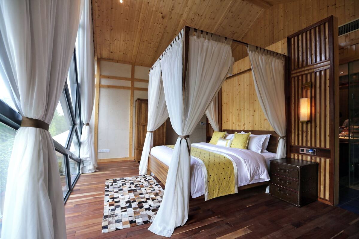 Ylelliset vuodevaatteet, minibaari, tallelokero huoneessa