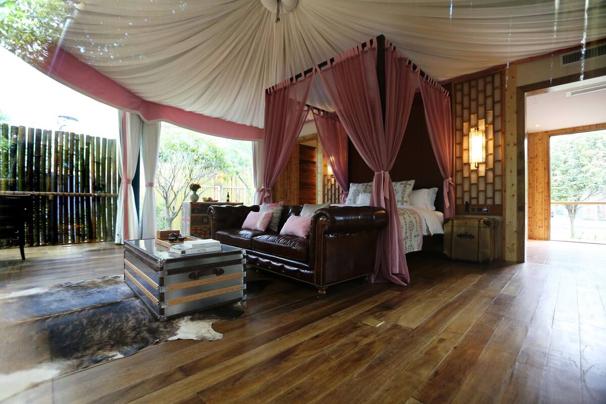 Superior-telttamajoitus, 1 suuri parisänky, jokinäköala, veden päällä | Ylelliset vuodevaatteet, minibaari, tallelokero huoneessa