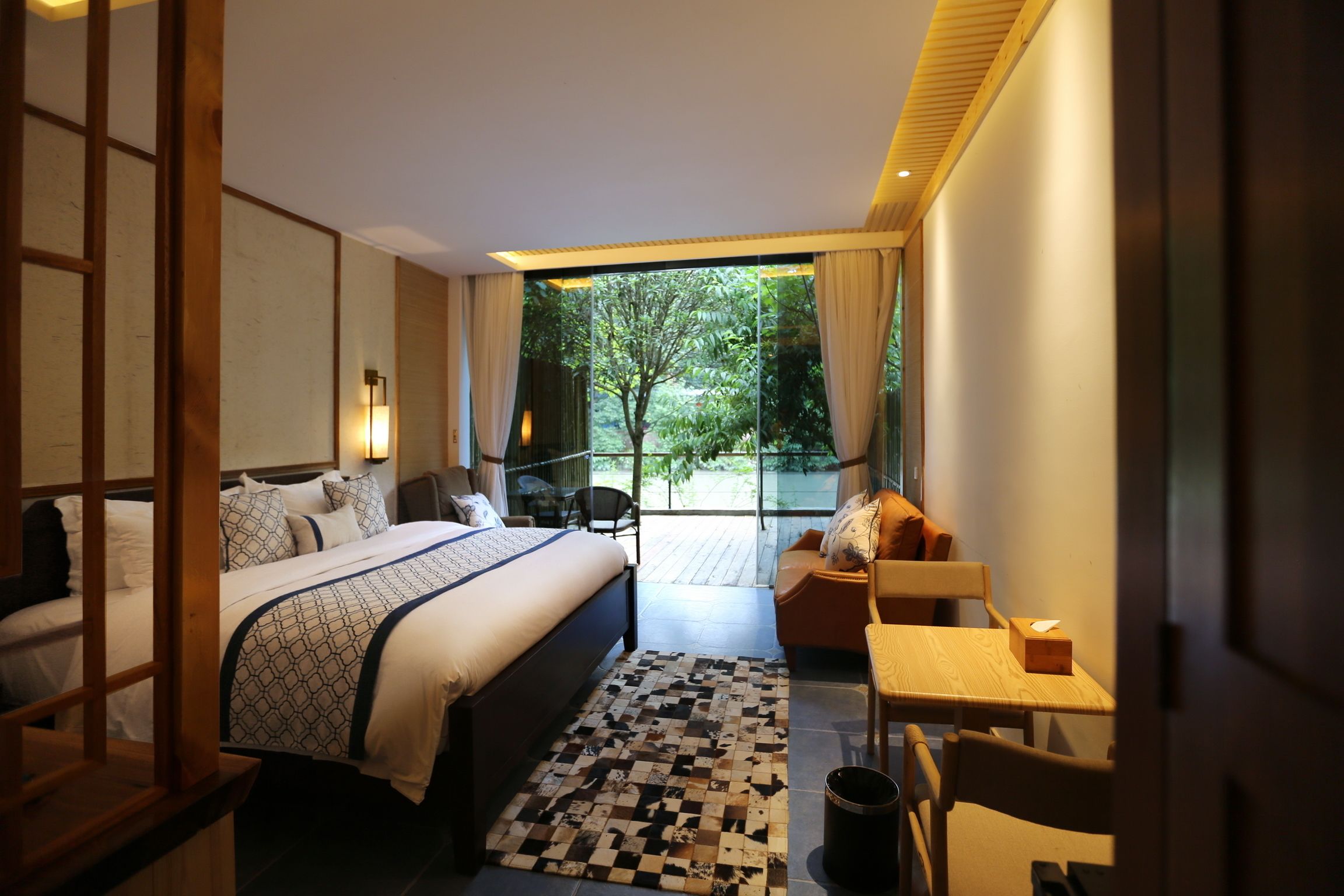 Kahden hengen superior-huone, 1 suuri parisänky, jokinäköala | Ylelliset vuodevaatteet, minibaari, tallelokero huoneessa