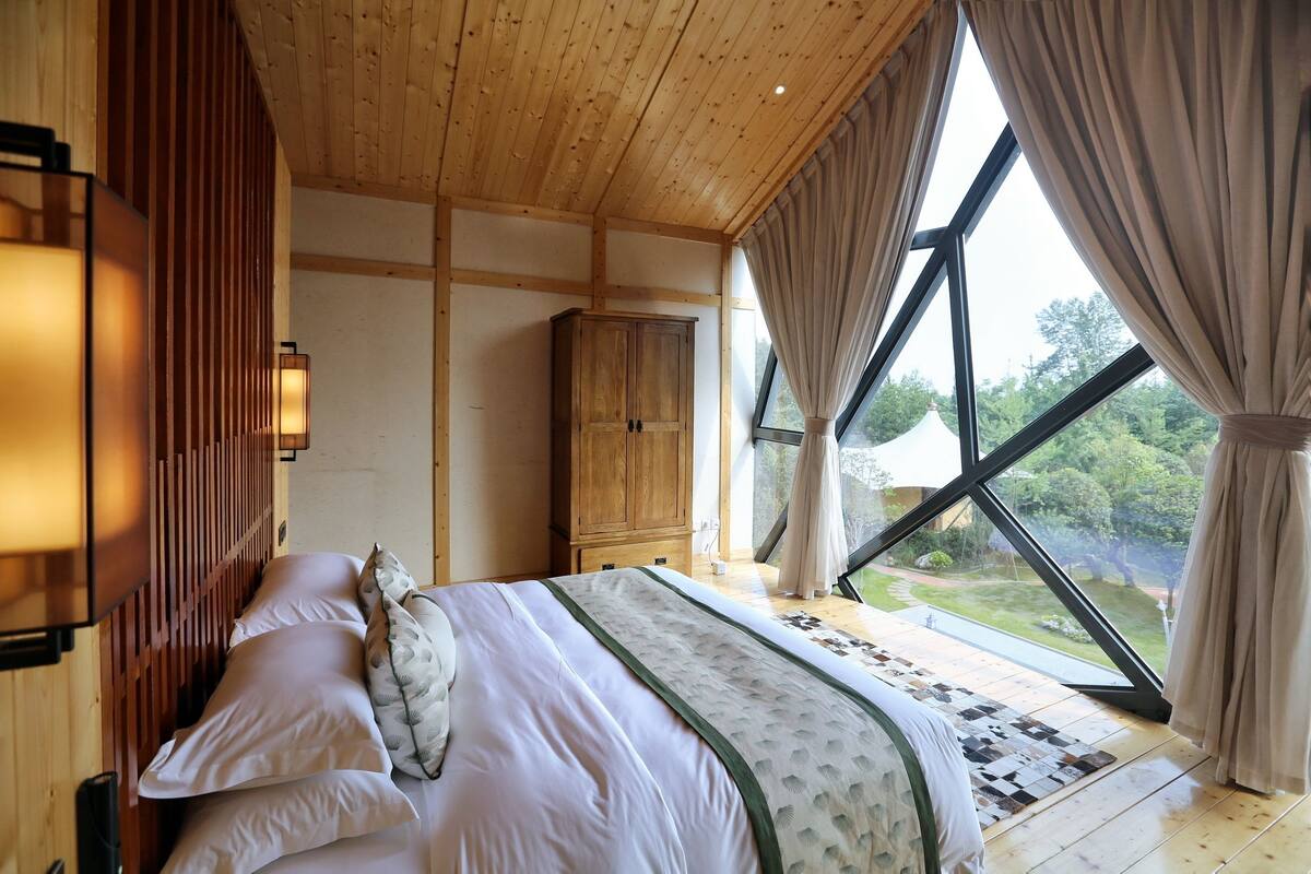 Signature-sviitti, 1 suuri parisänky, näköala puutarhaan | Ylelliset vuodevaatteet, minibaari, tallelokero huoneessa