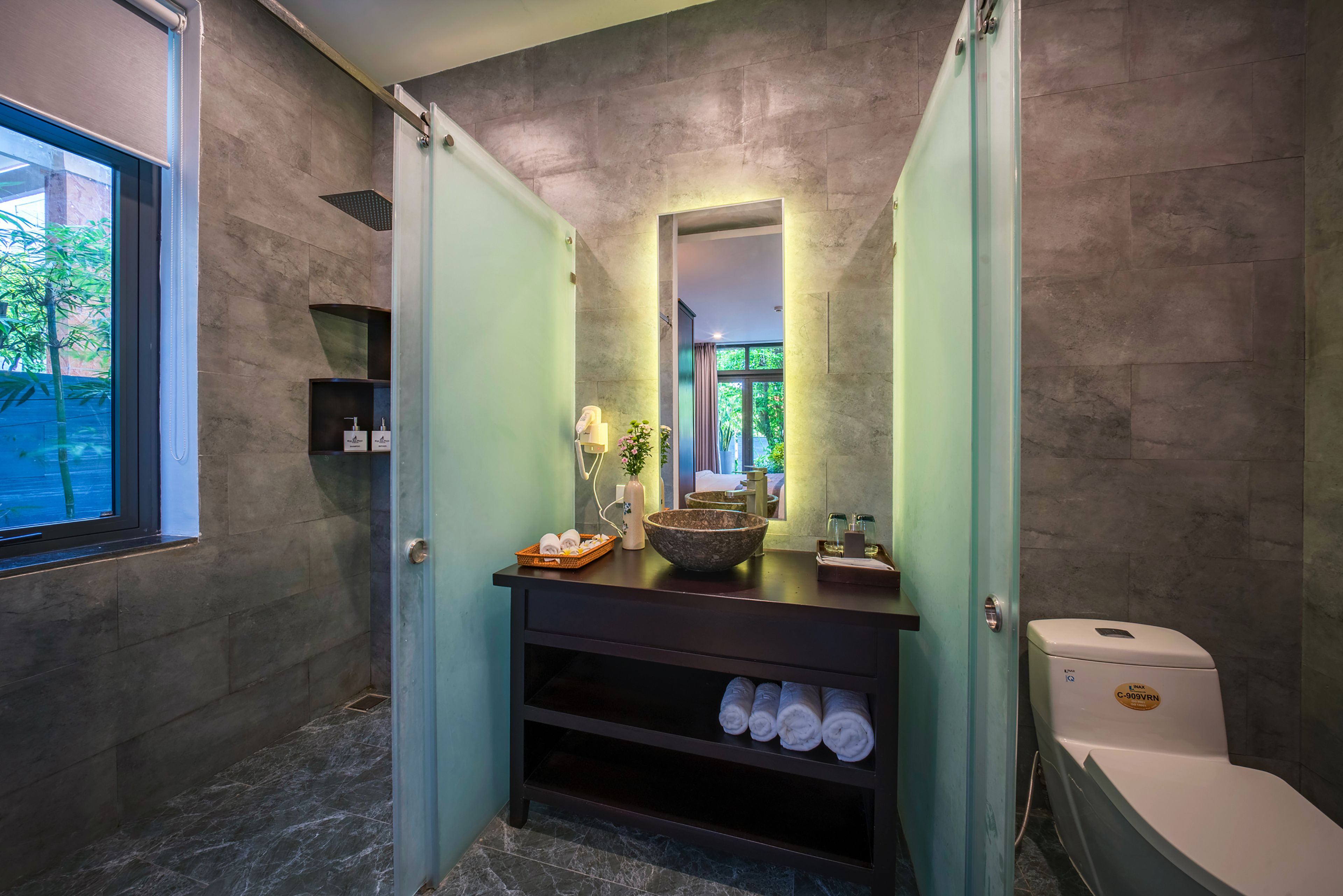 deluxe double room, 1 king bed, patio, poolside | bathroom | hydromassage showerhead, designer toiletries, hair dryer, bathrobes