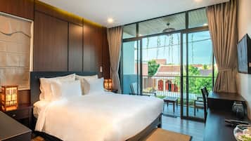 Habitación doble Deluxe, 1 cama King size, balcón, junto a la alberca | 1 habitación, ropa de cama de alta calidad y camas con pillow-top