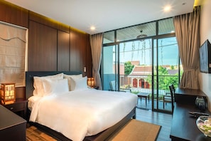 Dobbeltrom – deluxe, 1 kingsize-seng, balkong, ved basseng | 1 soverom, sengetøy av topp kvalitet og senger med overmadrass