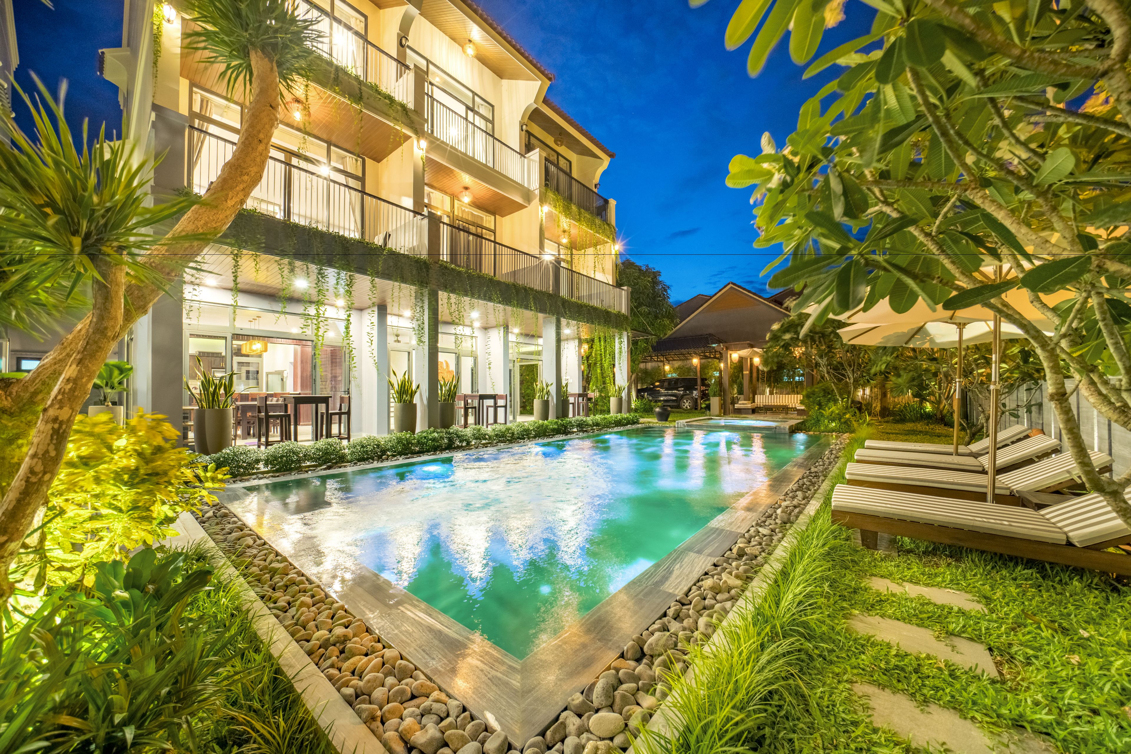 outdoor pool, free pool cabanas, pool umbrellas