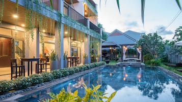 Outdoor pool, free cabanas, pool umbrellas