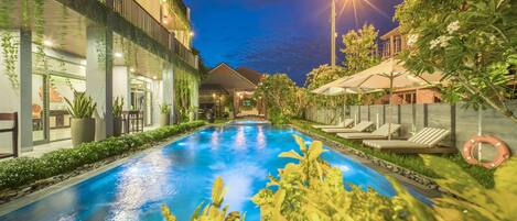 Outdoor pool, free cabanas, pool umbrellas