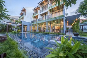 Utendørsbasseng, bassengtelt (inkludert) og bassengparasoller