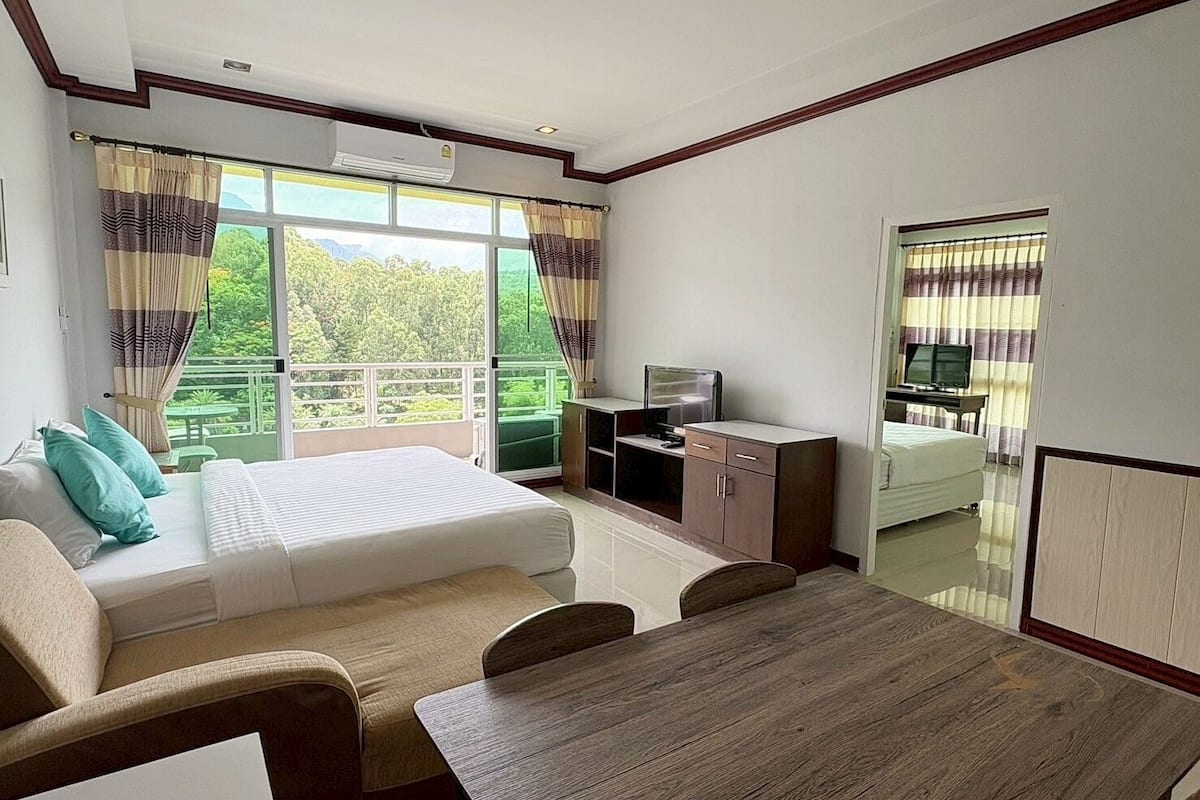 Executive Room, 1 King Bed | WiFi (free), bed sheets