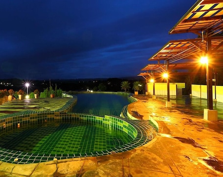 Una piscina al aire libre