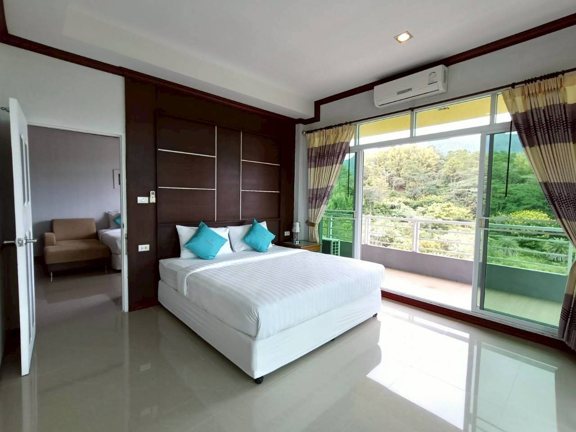 Executive Room, 1 King Bed | Desk, free WiFi, bed sheets