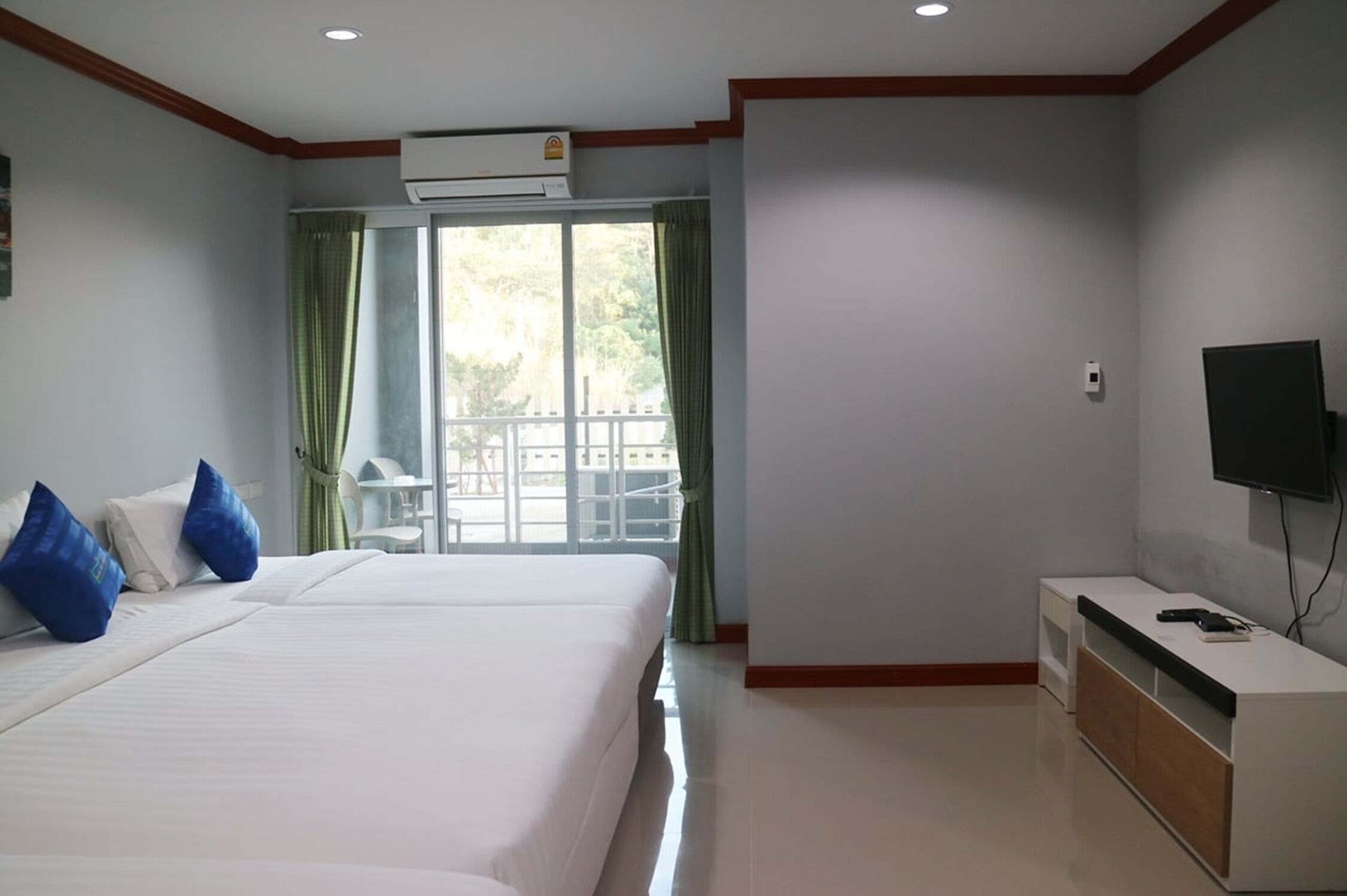 Family Room | Desk, free WiFi, bed sheets