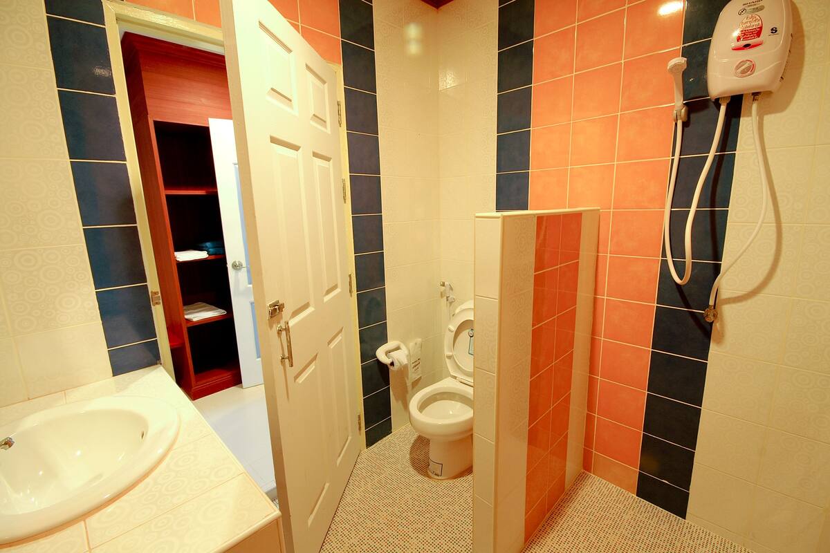 standard double or twin room | bathroom | shower, free toiletries, towels