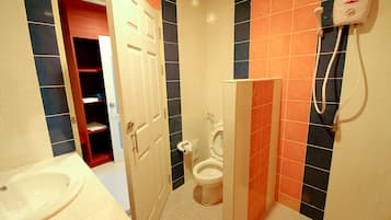 Habitación estándar con 1 cama doble o 2 individuales | Baño | Ducha, artículos de higiene personal gratuitos y toallas