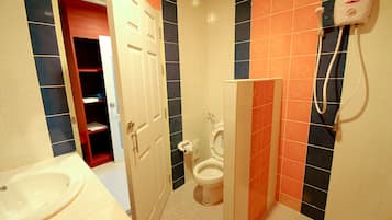 Standard Double or Twin Room | Bathroom