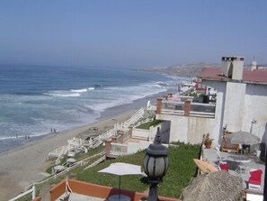 Una spiaggia nelle vicinanze, lettini da mare, teli da spiaggia