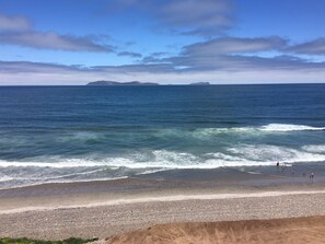 Una spiaggia nelle vicinanze, lettini da mare, teli da spiaggia