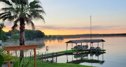 Waterfront Retreat - Nauti upeasta järven rentoutumisesta ulkona ja hauskasta pelaamisesta sisällä!