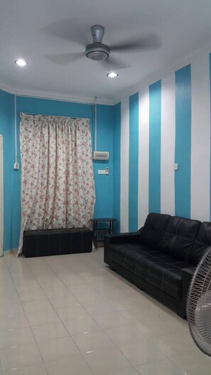 Casa, 3 habitaciones | Área de sala de estar | Televisión de pantalla plana 