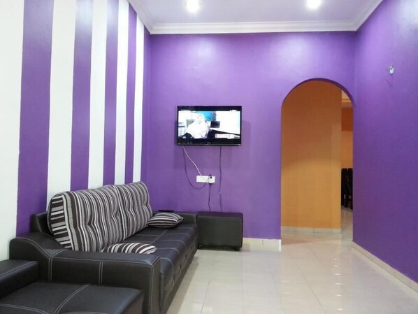 Casa, 3 habitaciones | Área de sala de estar | Televisión de pantalla plana 