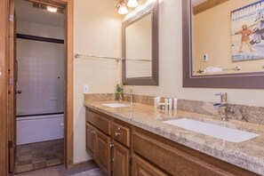 Combined shower/bathtub, hair dryer, towels - Condo directly across from Canyon Lodge Big Ring (Mammoth Lakes)