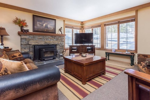 Smart TV, fireplace