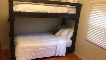 3 bedrooms, desk, iron/ironing board, free WiFi