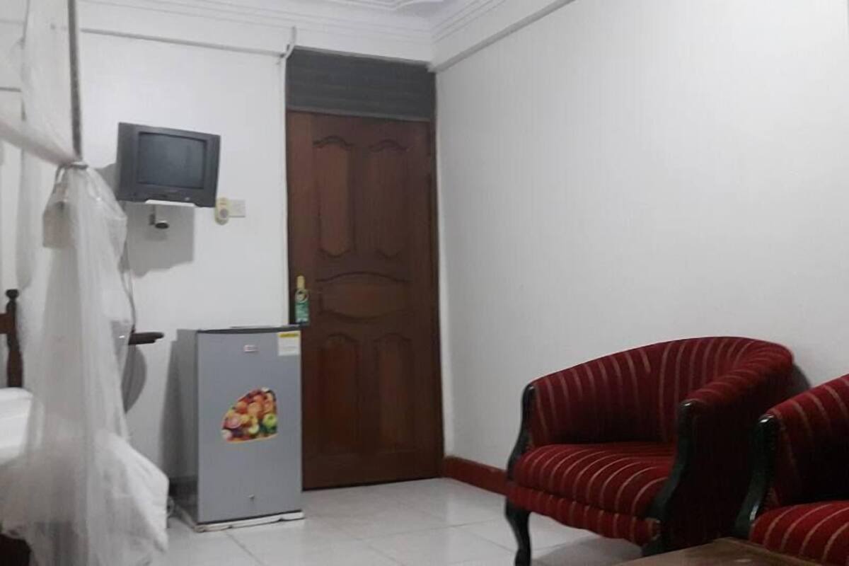 Premium bedding, desk, WiFi (free), bed sheets