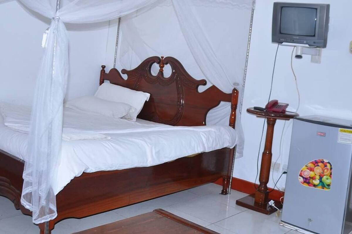 Premium bedding, desk, WiFi (free), bed sheets