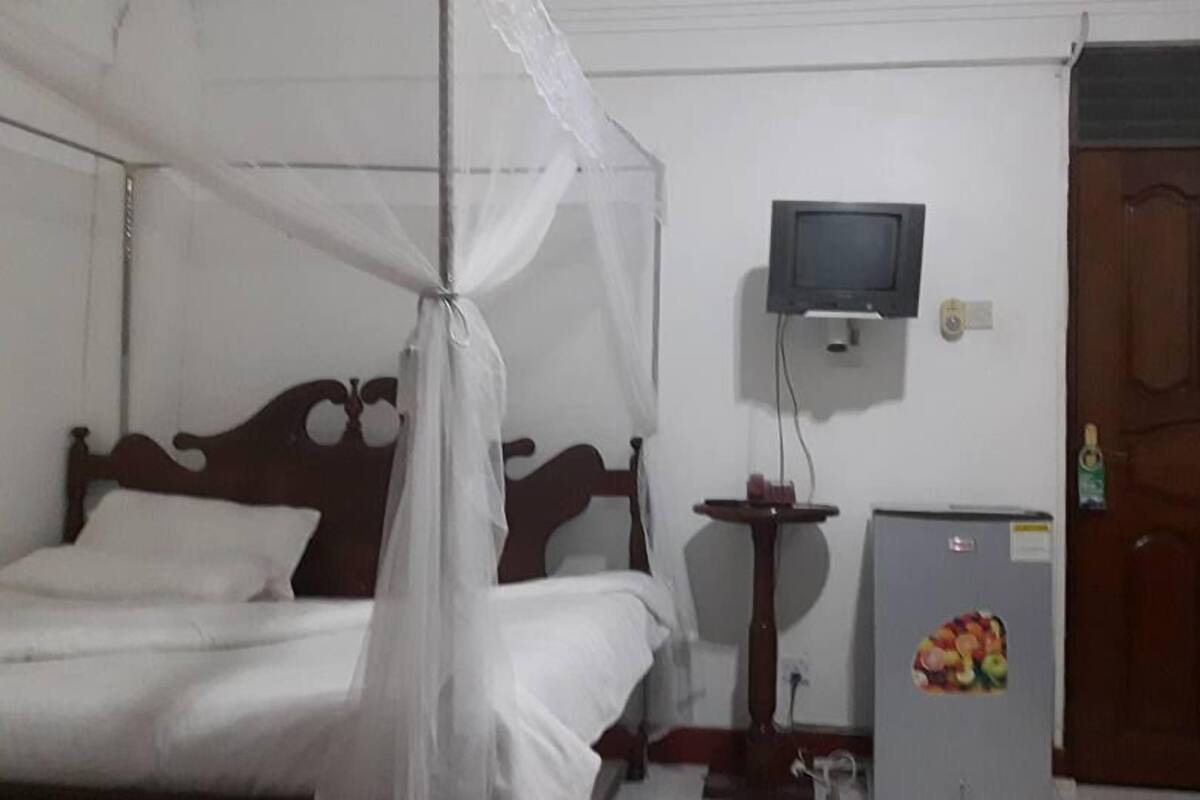 Premium bedding, desk, WiFi (free), bed sheets