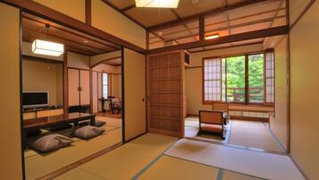In-room safe, soundproofing, free WiFi, bed sheets