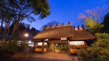 住宿正面 - 傍晚/夜晚