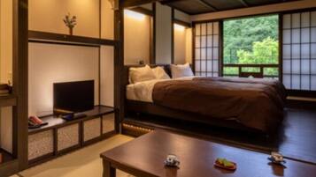 In-room safe, soundproofing, free WiFi, bed sheets